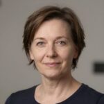 Профессиональный портрет русского бизнесмена, уверенный взгляд, студийное освещение, высокое качество.